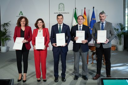 La secretaria general de CCOO-A, Nuria López ;la consejera de Empleo, Rocío Blanco; el presidente de la Junta de Andalucía, Juanma Moreno; el presidente de la CEA, Javier González Lara; y el secretario general de UGT-A, Oskar Martín.