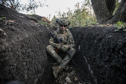 Soldado ucraniano sentado en una trinchera.