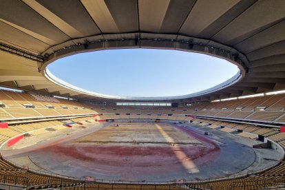 (Foto de ARCHIVO)
Vista general de las obras del estadio de La Cartuja. A 19 de julio de 2024, en Sevilla (Andalucía, España). Comienza la primera fase de las obras del Estadio La Cartuja de Sevilla para la Copa del Mundo 2030 y finalizará en abril. La remodelación del Estadio La Cartuja de Sevilla para ampliar el aforo hasta los 70.000 espectadores acabará en abril del próximo año, con la perspectiva de albergar la Copa del Mundo de fútbol de 2030. Así lo ha avanzado este viernes el consejero de Turismo, Cultura y Deporte, Arturo Bernal, durante una visita a las obras, que han comenzado esta semana y tienen un plazo de ejecución de ocho meses. El consejero ha estado acompañado por el alcalde de Sevilla, José Luis Sanz, y por los arquitectos que se harán cargo del proyecto, Antonio Cruz y Antonio Ortiz.

María José López / Europa Press
19/7/2024