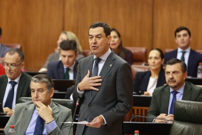 El presidente de la Junta, Juanma Moreno, interviene en la Sesión de Control al Gobierno de la Junta de Andalucía. A 07 de noviembre de 2024, en Sevilla (Andalucía, España). Segunda jornada de Pleno, con Sesión de Control al Gobierno y preguntas de los grupos parlamentarios al presidente de la Junta de Andalucía.

Rocío Ruz / Europa Press
07/11/2024