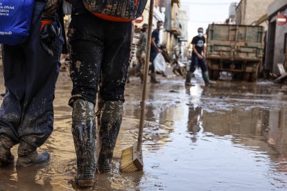 Varios voluntarios continúan la limpieza de las calles de Paiporta, a 6 de noviembre de 2024