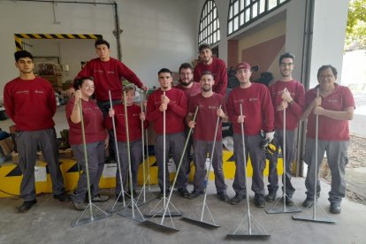 Alumnos de la Escuela Taller de Tetuan XIV de Castelló fabrican rastrillos para los voluntarios.

REMITIDA / HANDOUT por AYUNTAMIENTO DE CASTELLÓ
Fotografía remitida a medios de comunicación exclusivamente para ilustrar la noticia a la que hace referencia la imagen, y citando la procedencia de la imagen en la firma
08/11/2024