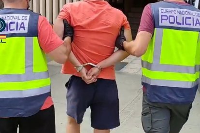 Un hombre detenido por la Policía Nacional

REMITIDA / HANDOUT por POLICÍA NACIONAL
Fotografía remitida a medios de comunicación exclusivamente para ilustrar la noticia a la que hace referencia la imagen, y citando la procedencia de la imagen en la firma
08/11/2024