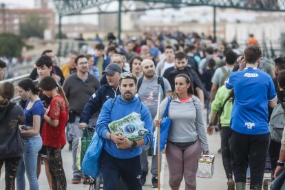 Decenas de personas en el puente que une València con La Torre