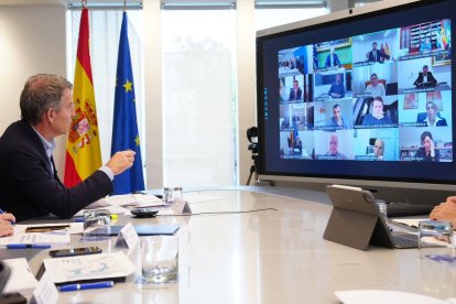 El líder del PP, Alberto Núñez Feijóo, reúne a sus 'barones' territoriales por videoconferencia para hablar sobre la DANA.

REMITIDA / HANDOUT por DAVID MUDARRA (PP)
Fotografía remitida a medios de comunicación exclusivamente para ilustrar la noticia a la que hace referencia la imagen, y citando la procedencia de la imagen en la firma
08/11/2024