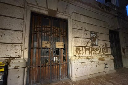 Ayuntamiento de Valencia vandalizado con barro, pintadas y cristales rotos