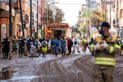 Decenas de personas en una de las zonas afectadas por la DANA, a 10 de noviembre de 2024, en Massanassa.