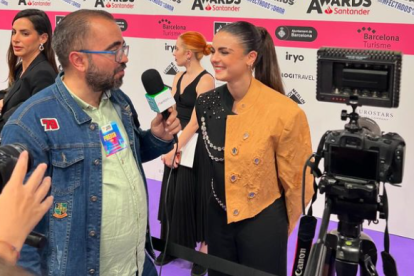 Lucía de la Puerta, con la chaqueta con la que se presentó en los premios de Los 40.