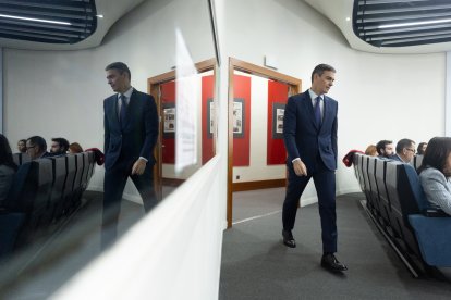 El presidente del Gobierno, Pedro Sánchez, llega a una rueda de prensa posterior a la reunión del Consejo de Ministros, en el Palacio de La Moncloa, a 11 de noviembre de 2024, en Madrid (España). El Consejo de Ministros ha aprobado un conjunto de medidas laborales para los trabajadores afectados por la DANA. Este paquete de medidas es el segundo que adopta el Gobierno. Este escudo laboral', que tendrá efectos retroactivos desde el 29 de octubre, estará integrado por diversas medidas, como los Expedientes de Regulación Temporal de Empleo (ERTE) por fuerza mayor o por causas económicas, técnicas, organizativas o de producción (ETOP), a los que podrán acogerse empresas radicadas en las zonas sacudidas por la DANA pero también aquellas que justifiquen que su actividad se ha visto afectada por el temporal.

Eduardo Parra / Europa Press
11 NOVIEMBRE 2024;CONSEJO DE MINISTROS;GOBIERNO;AYUDAS;DANA
11/11/2024