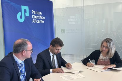 Firma de la vinculación de EMSI FARMA y el Parque Científico de Alicante.