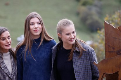 Doña Letizia con Leonor y Sofía, en Sotres (Cabrales), el pasado 26 de octubre.