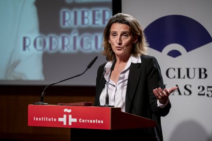 (Foto de ARCHIVO)
La vicepresidenta tercera y ministra para la Transición Ecológica y el Reto Demográfico, Teresa Ribera, interviene durante la XXVII edición de los 'Premios Club de las 25', en el Instituto Cervantes, a 24 de octubre de 2024, en Madrid (España). Premios Club de las 25 celebran cada año una entrega de premios para poner en valor la trayectoria de mujeres destacadas en diferentes ámbitos. Un evento que se ha convertido en referente con la asistencia de personalidades de todos los sectores y una gran cobertura mediática.

A. Pérez Meca / Europa Press
24 OCTUBRE 2024;
24/10/2024