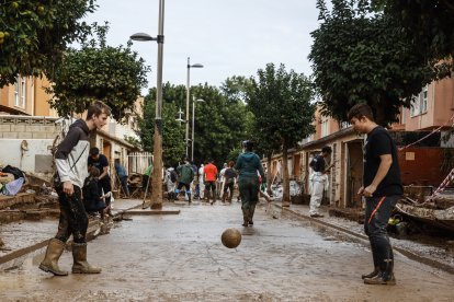 Dos chicos juegan al fútbol en Alfafar, a 8 de noviembre de 2024, en Valencia