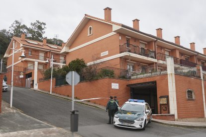 Un coche de la Guardia Civil frente a la vivienda donde se halló el cuerpo sin vida de la madre, en Castro Urdiales.