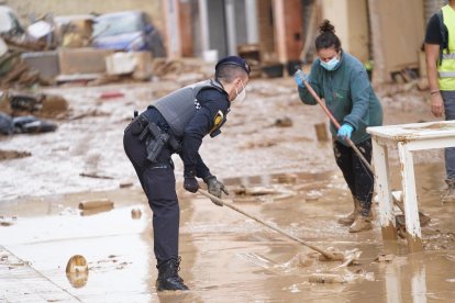 Agente de Policía Local ayudando en una zona afectada por la DANA