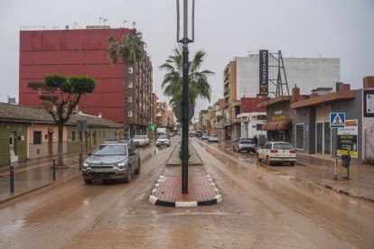 Varios vehículos circulan por una avenida, a 13 de noviembre de 2024, en Beniparrell