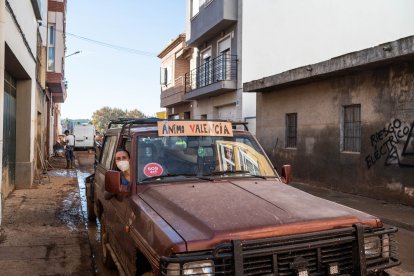 Un coche con un cartel en el que se lee 'Ánimo Valencia' en Massanassa.