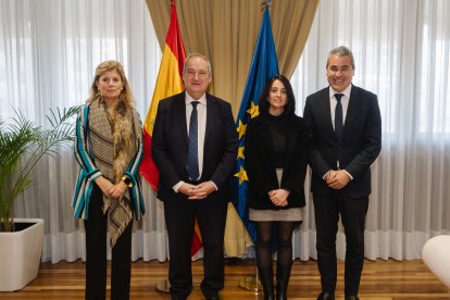 El ministro de Industria y Turismo, Jordi Hereu y la secretaria de Estado de Industria, Rebeca Torró, se han reunido con los los presidentes de Anfac y de Faconauto Josep María Recasens y Marta Blázquez, respectivamente.