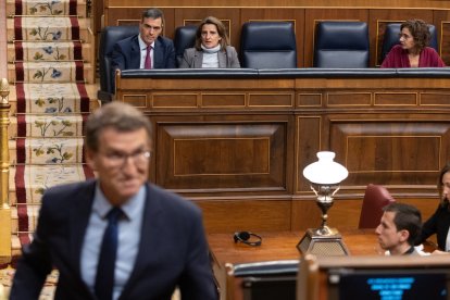 El presidente del PP, Alberto Núñez Feijóo y detrás el presidente del Gobierno, Pedro Sánchez, y ministra de Transición Ecológica, Teresa Ribera.