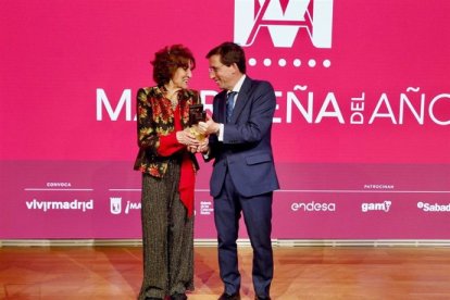 Carmen Iglesias recibe el premio Madrileña del Año de manos del alcalde José Luis Martínez Almeida.