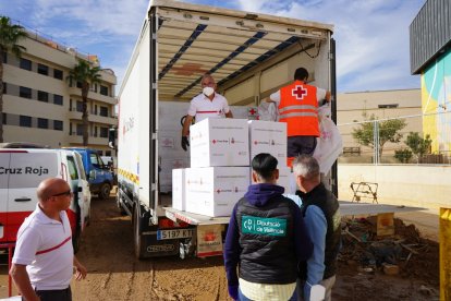 Cruz Roja colabora con los damnificados por la DANA en Valencia.