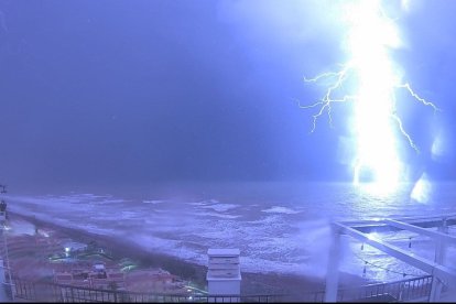 Un rayo impacta en el mar en Cullera.