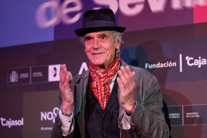 El actor Jeremy Irons durante la rueda de prensa. A 14 de noviembre de 2024, en Sevilla, Andalucía (España). En el marco del XXI Festival de Cine de Sevilla, los cineastas David Puttnam y Jeremy Irons, galardonados con el Giraldillo de Honor y miembros del jurado de la Sección Oficial, ofrecieron una rueda de prensa en la Platea Odeón Imperdible.

Joaquin Corchero / Europa Press
14/11/2024