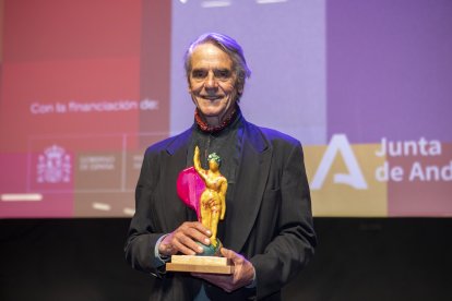 El actor Jeremy Irons durante la rueda de prensa. A 14 de noviembre de 2024, en Sevilla, Andalucía (España). En el marco del XXI Festival de Cine de Sevilla, los cineastas David Puttnam y Jeremy Irons, galardonados con el Giraldillo de Honor y miembros del jurado de la Sección Oficial, ofrecieron una rueda de prensa en la Platea Odeón Imperdible.

Joaquin Corchero / Europa Press
14/11/2024