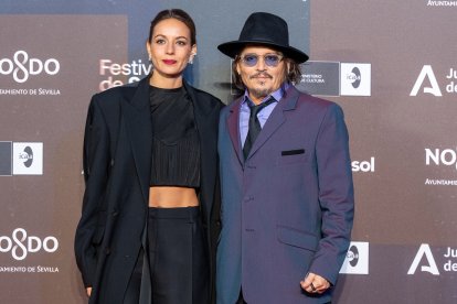 (Foto de ARCHIVO)
El actor y director Johnny Depp (d) acompañado de la actriz Antonia Desplat (i) durante su paso por la alfombra roja. A 9 de noviembre de 2024, en Sevilla, Andalucía (España). En el Festival de Cine de Sevilla, Johnny Depp, director de Modi-Three Days on the Wing of Madness, junto a la actriz Antonia Desplat, y los productores Stephen Deuters y Stephen Malit, además del editor Mark Davies, pasean por la alfombra roja.

Francisco J. Olmo / Europa Press
09/11/2024