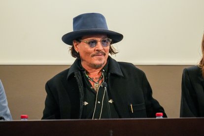 (Foto de ARCHIVO)
El actor y director Johnny Depp (d) acompañado de la actriz Antonia Desplat (i) durante su paso por la alfombra roja. A 9 de noviembre de 2024, en Sevilla, Andalucía (España). En el Festival de Cine de Sevilla, Johnny Depp, director de Modi-Three Days on the Wing of Madness, junto a la actriz Antonia Desplat, y los productores Stephen Deuters y Stephen Malit, además del editor Mark Davies, pasean por la alfombra roja.

Francisco J. Olmo / Europa Press
09/11/2024