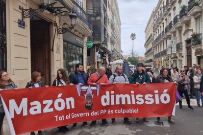 Primeros manifestantes en Les Corts