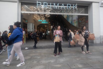 Gente comprando en un centro comercial de Madrid.