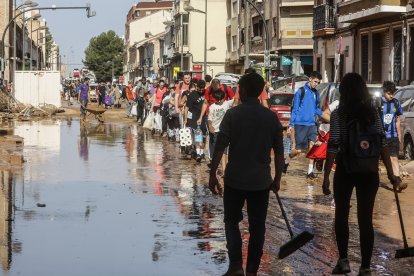 Destrozos materiales tras el paso de la DANA, en el barrio de la Torre