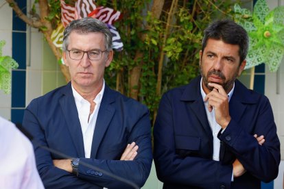 El presidente del Partido Popular, Alberto Núñez Feijóo, junto al presidente del PPCV, Carlos Mazón.