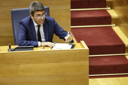 El presidente de la Generalitat, Carlos Mazón, durante una sesión plenaria, en Les Corts Valencianes