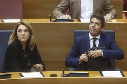 Susana Camarero junto a Carlos Mazón en el pleno de la DANA