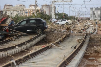 Decenas de coches amontonados en las vías del tren, a 31 de octubre de 2024, en Sedaví