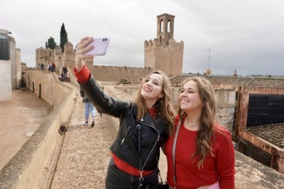 (Foto de ARCHIVO)
Dos turistas se hacen una foto en la Alcazaba con la Torre de Espantaperros de fondo.

REMITIDA / HANDOUT por AYUNTAMIENTO DE BADAJOZ
Fotografía remitida a medios de comunicación exclusivamente para ilustrar la noticia a la que hace referencia la imagen, y citando la procedencia de la imagen en la firma
14/11/2024