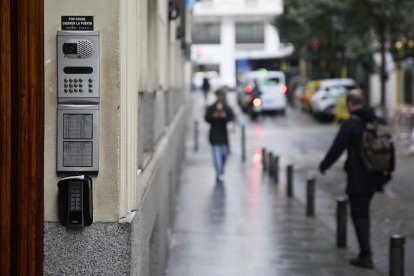 (Foto de ARCHIVO)
Telefonillo de un bloque de viviendas, a 29 de octubre de 2024, en Madrid (España). Almeida, ha informado este martes, 29 de octubre, que presentará en dos semanas el Plan Especial de Protección del Ámbito Residencial en la Ciudad de Madrid con el objetivo de "generar más vivienda en el centro de Madrid y también regular de manera definitiva las viviendas de uso turístico (VUT)" Dentro del plan se prohibirán las viviendas de uso turístico que están diseminadas en comunidades de propietarios, además de permitir la transformación de edificios dotacionales de uso privado en edificios residenciales en el centro de Madrid, siempre que estén destinadas a viviendas de carácter asequible.

Jesús Hellín / Europa Press
29 OCTUBRE 2024;VIVIENDA;
29/10/2024