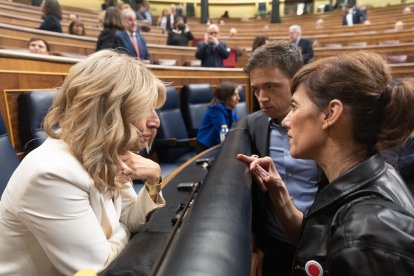 Yolanda Díaz, Iñigo Errejón, y Marta Lois en el Congreso de los Diputados.