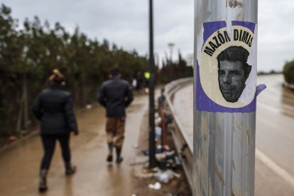 Un cartel pidiendo la dimisión de Carlos Mazón en Valencia.