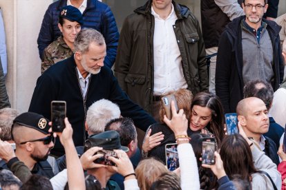 Los Reyes, Felipe VI y Letizia, saludan a gente en Chiva