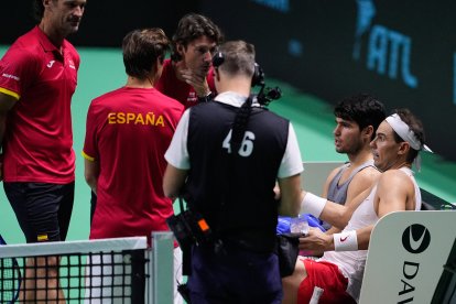 Rafael Nadal y Carlos Alcaraz durante los entrenamientos de la Copa Davis en Málaga.