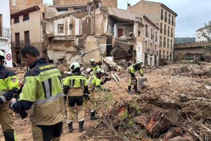 Equipos de rescate trabajan en las labores de desescombro en el casco antiguo de Letur tras el paso de la DANA.