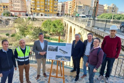 Equipo de trabajo inspeccionando el proyecto