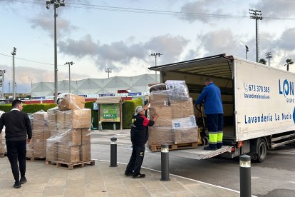 Carga de la ayuda rumbo a las localidades afectadas por la Dana