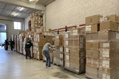 Preparativos del envío de 3.300 pares de botas de agua