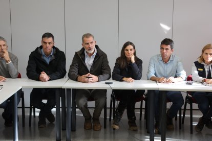 Felipe VI, Doña Letizia, Carlos Mazón y Pedro Sánchez, en Paiporta el 3 de noviembre.