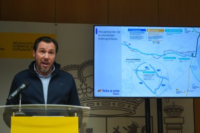 El ministro de Transportes y Movilidad Sostenible, Óscar Puente, ofrece una rueda de prensa en la sede de la Delegación del Gobierno en Valencia.