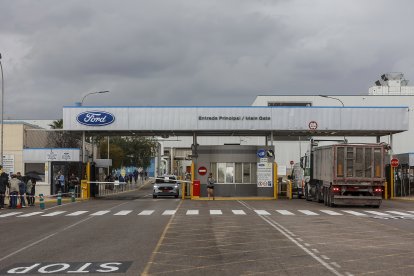 Archivo - Varios trabajadores en la fábrica de Ford, a 12 de junio de 2024, en Almussafes, València, Comunidad Valenciana (España). 